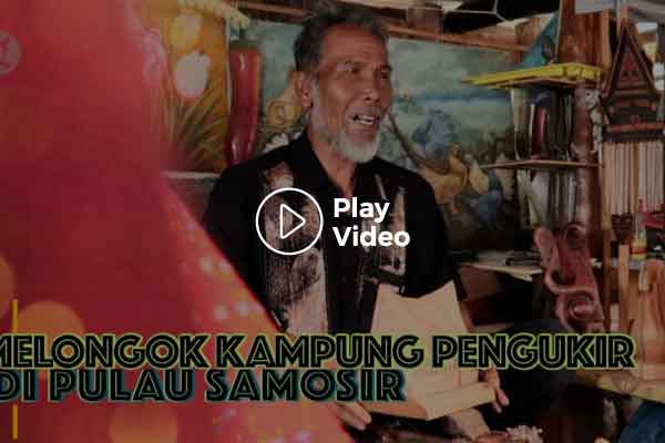 Melongok kampung pengukir di Pulau Samosir