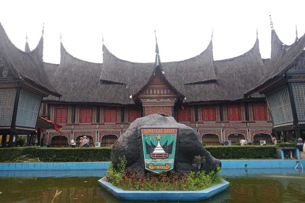 Mengenal kekayaan budaya Indonesia melalui wisata di TMII