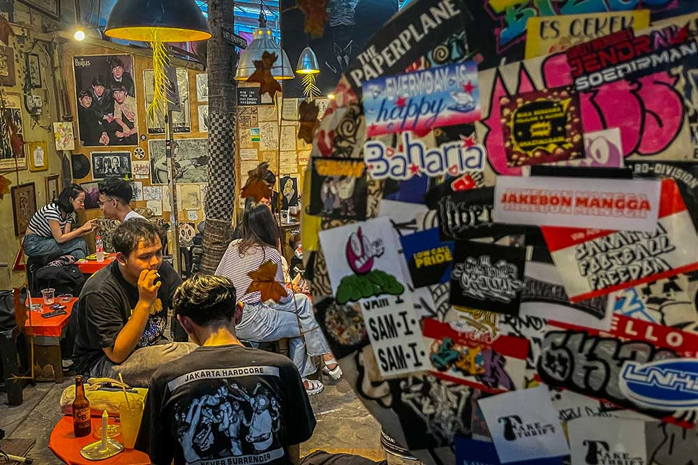 Kampoeng Gallery: kafe antik di tengah pasar loak