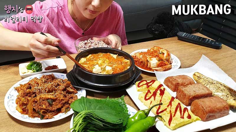 Mukbang ala Hamzy, teman makan saat pandemi